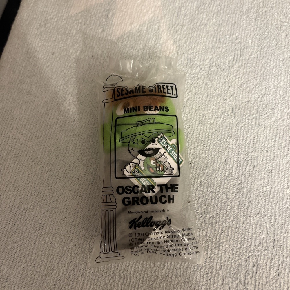 Kellogg's Oscar the Grouch Sesame Street Mini Beans 1999 Trash Can Monster Plush